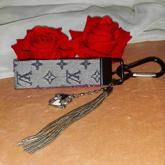 SOLD-Louis Vuitton Custom Monogram Bag Charm Keychain - Picture 7 of 11